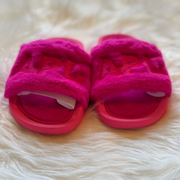APL: Athletic Propulsion Labs Women's Shearling Slide, Neon Pink, Size 7 - Picture 2 of 7